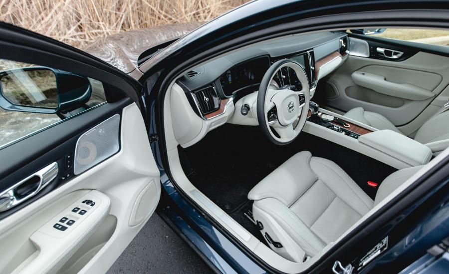 Интерьер Volvo V60 T6 Inscription 2018 года  (NA) (фото 8 из 27)